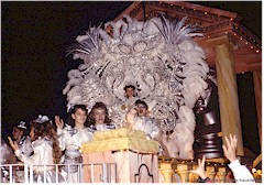 Kostmierte Frau auf Umzugswagen am Mardi Gras