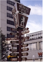 Wegweiser mit Distanzangaben in Anchorage, Alaska
