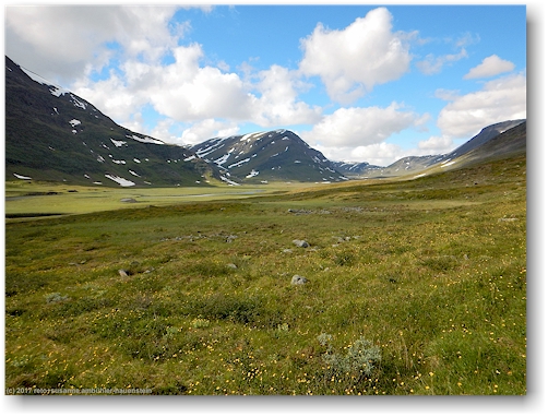 landschaft im tal des tjaektjajakka zwischen dem tjaektjapasset und den saelkastugorna