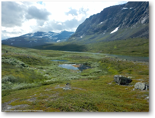kungsleden durch das tal des tjaektjajakka zwischen den singistugorna und den kaitumjaurestugorna