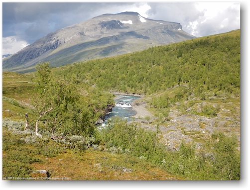 blick auf den tjaektjajakka entlang des kungsleden zwischen den singistugorna und den kaitumjaurestugorna