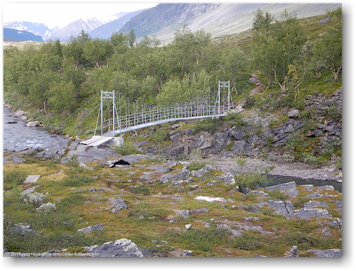 bruecke ueber den tjaektjajakka entlang des kungsleden zwischen den singistugorna und den kaitumjaurestugorna