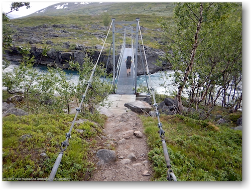 bruecke ueber den tjaektjajakka entlang des kungsleden zwischen den singistugorna und den kaitumjaurestugorna
