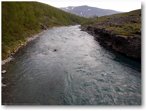 blick von der bruecke auf den tjaektjajakka entlang des kungsleden zwischen den singistugorna und den kaitumjaurestugorna