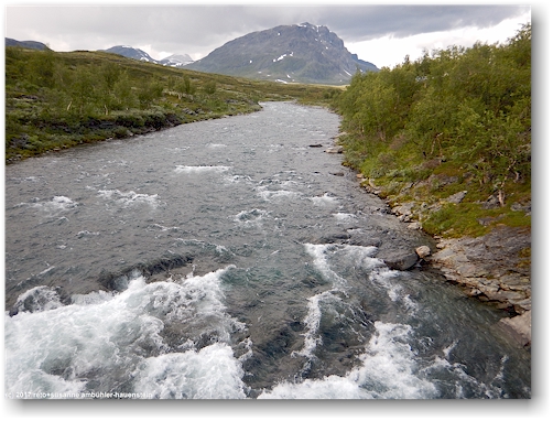 blick von der bruecke auf den tjaektjajakka entlang des kungsleden zwischen den singistugorna und den kaitumjaurestugorna