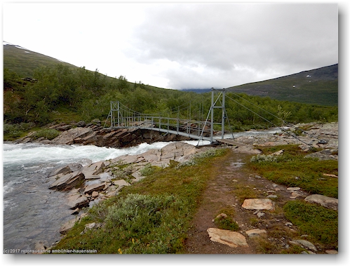 bruecke ueber den kaitumjakka entlang des kungsleden zwischen den kaitumjaurestugorna und dem teusajaure