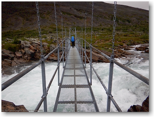 bruecke ueber den kaitumjakka entlang des kungsleden zwischen den kaitumjaurestugorna und dem teusajaure
