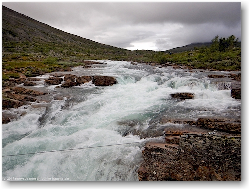 blick auf den kaitumjakka entlang des kungsleden zwischen den kaitumjaurestugorna und dem teusajaure