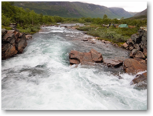 blick auf den kaitumjakka entlang des kungsleden zwischen den kaitumjaurestugorna und dem teusajaure