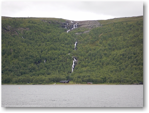 blick vom suedufer auf den teusajaure mit der fjaellstation und den wasserfaellen
