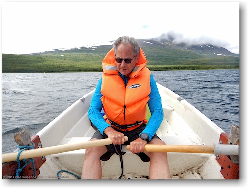 reto legt sich in die riemen bei der ueberquerung des teusajaure