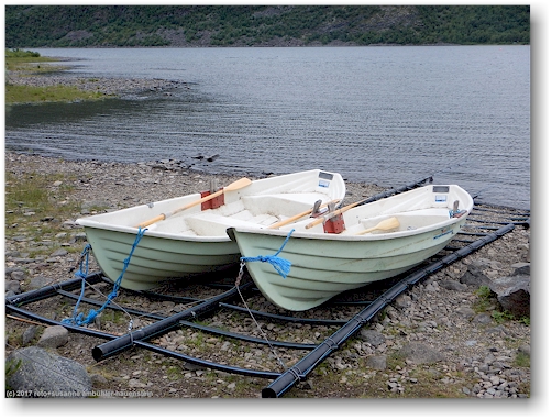 zwei ruderboote bei der anlegestelle am suedufer des teusajaure