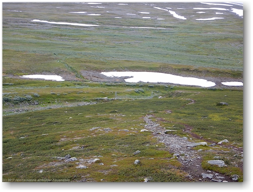 bruecke ueber den guolbbanjahka entlang des kungsleden zwischen teusajaure und vakkotavare