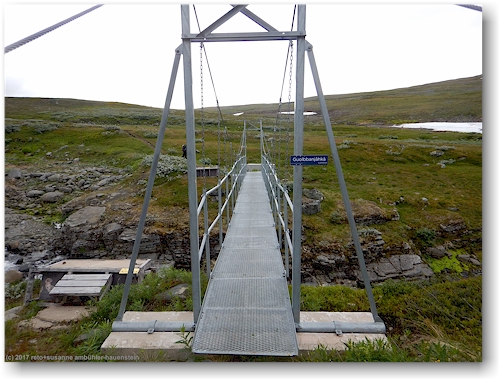 bruecke ueber den guolbbanjahka entlang des kungsleden zwischen teusajaure und vakkotavare