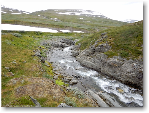 blick auf den guolbbanjahka entlang des kungsleden zwischen teusajaure und vakkotavare