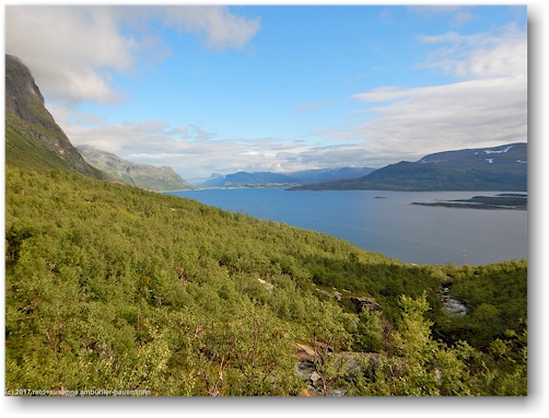 blick von der anhoehe oberhalb vakkotavare auf den suorvajaure