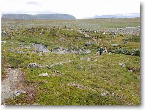susanne unterwegs auf dem kungsleden ueber die hochebene noerdlich von vakkotavare