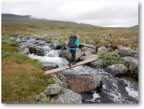 steg ueber einen bach entlang des kungsleden auf der hochebene noerdlich von vakkotavare