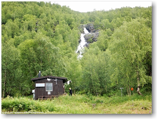 huettenwartbuero der teusajaurestugorna mit wasserfall