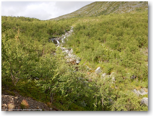 wasserfaelle des karnjelajakka oberhalb der vakkotavare fjaellstation