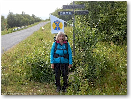 susanne am ziel unserer 5-tages wanderung ueber den kungsleden bei der vakkotavare fjaellstation