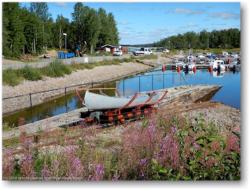 unser kanu naehert sich wieder dem wasser auf dem wagen der motorisierte portage zwischen saella und hornavan bei arjeplog