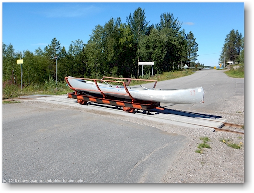 unser kanu ueberquert die strasse auf dem wagen der motorisierte portage zwischen saella und hornavan bei arjeplog