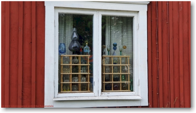 dekoriertes fenster in der kirchenstadt lulea