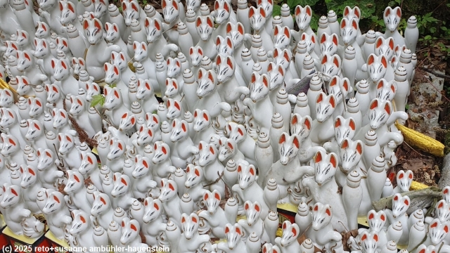 figuren im garten des sasuke inari schrein in kamakura