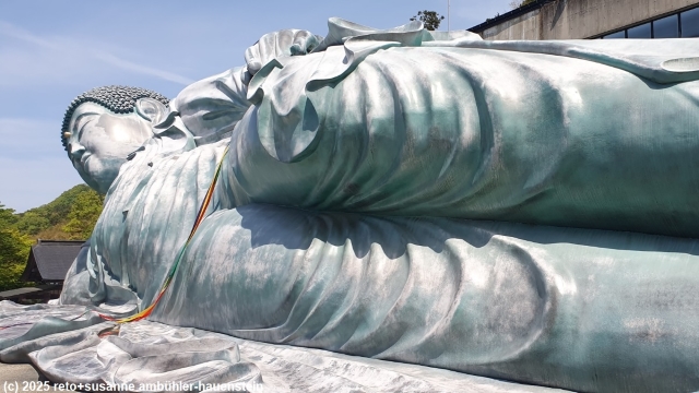 liegender buddha beim nanzoin tempel bei sasaguri