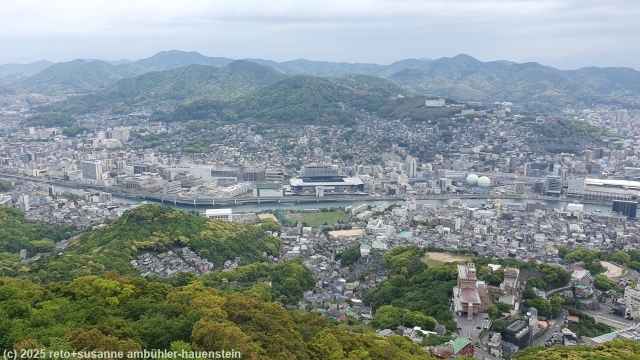 aussicht vom observatory tower auf dem gipfel des mount inasa auf nagasaki