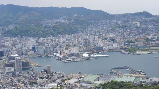 aussicht vom observatory tower auf dem gipfel des mount inasa auf nagasaki