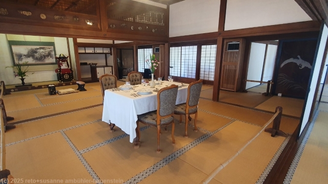 esszimmer im haus in der tempelanlage sengan-en bei kagoshima