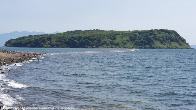 ueberflutete sandbank zwischen cape tara und der insel chiringashima bei ibusuki