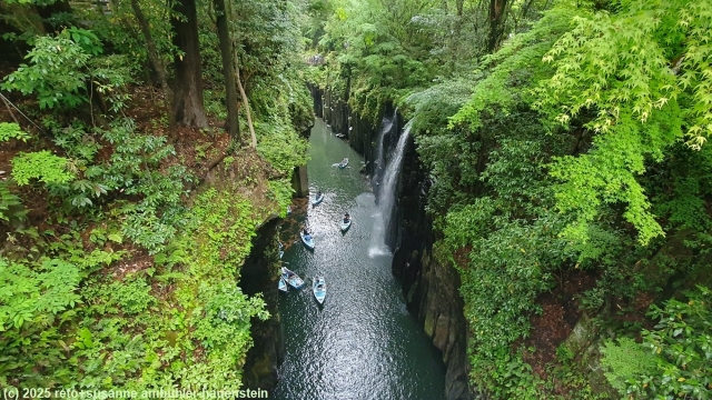 kleine ruderboote auf dem fluss in der takachiho schlucht