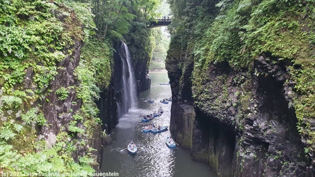 kleine ruderboote auf dem fluss in der takachiho schlucht