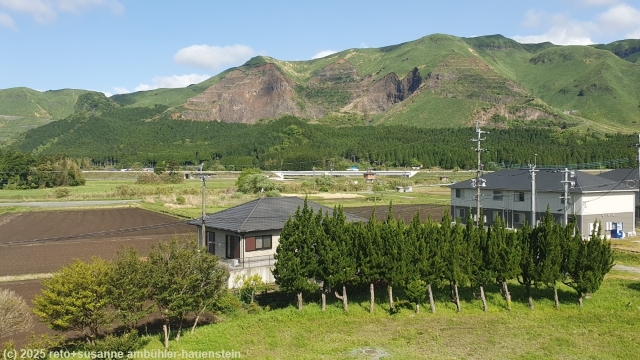aussicht von unserem hotelzimmer im aso hakuun sanso
