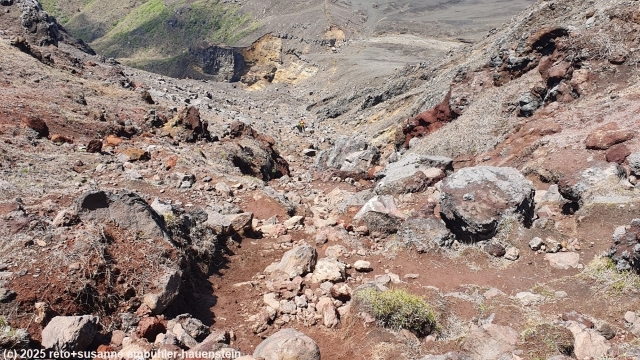 blick zurueck waehrend dem aufstieg zum mount nakadake