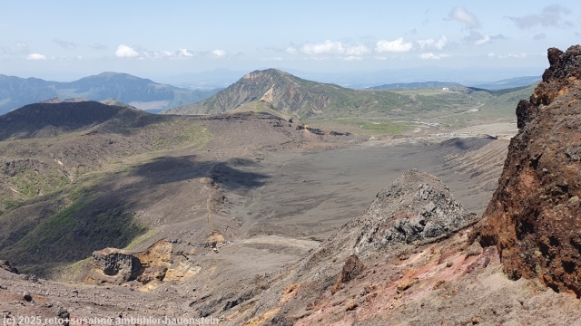 blick waehrend dem aufstieg zum mount nakadake auf die ebene sunasenri