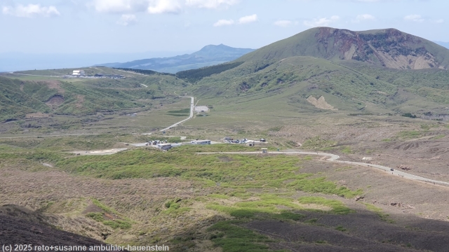 blick w�hrend dem abstieg vom mount nakadake auf die bushaltestelle und den parkplatz asosanjo