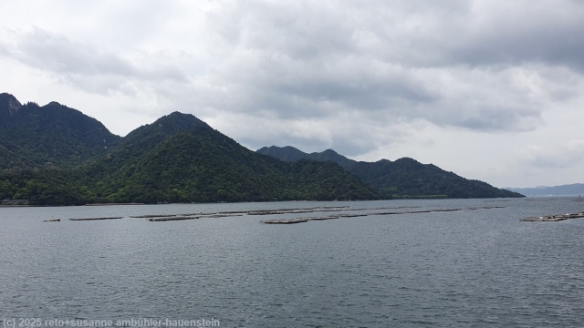 blick von der faehre auf die seto inland sea zwischen dem festland und der insel miyajima