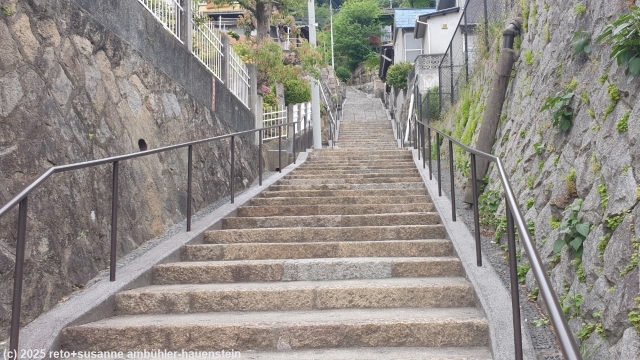 treppe im verlauf des aufstiegs zum senkoji park in onomichi