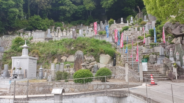 aufstieg zum senkoji park durch einen friedhof in onomichi