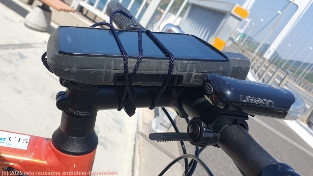 behelfsmaessig auf meinem fahrrad montiertes GPS fuer die fahrt ueber den setouchi shimanami kaido