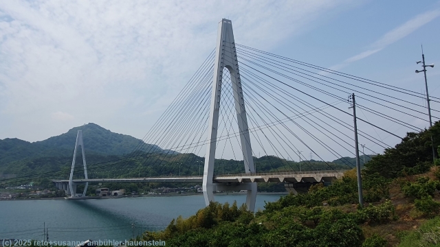 ikuchi bruecke zwischen den inseln innoshima und ikuchijima im verlauf des setouchi shimanami kaido