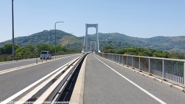 radweg auf der hakata oshima-ohashi bruecke zwischen den inseln hakatajima und oshima im verlauf des setouchi shimanami kaido
