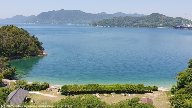 blick auf den campingplatz auf einer kleinen insel unter der hakata oshima-ohashi bruecke zwischen den inseln hakatajima und oshima im verlauf des setouchi shimanami kaido