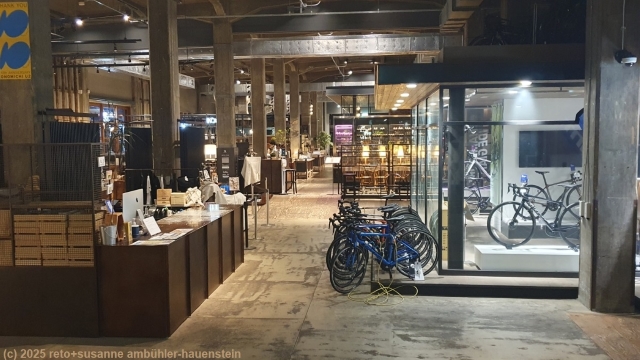 fahrradverleih und andere laeden beim hotel cycle in onomichi