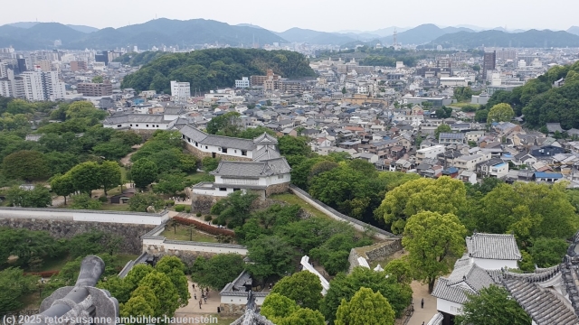 ausblick vom turm des schloss auf die stadt himeji