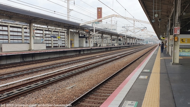 zwei extra gleise im bahnhof himeji fuer durchfahrende zuege